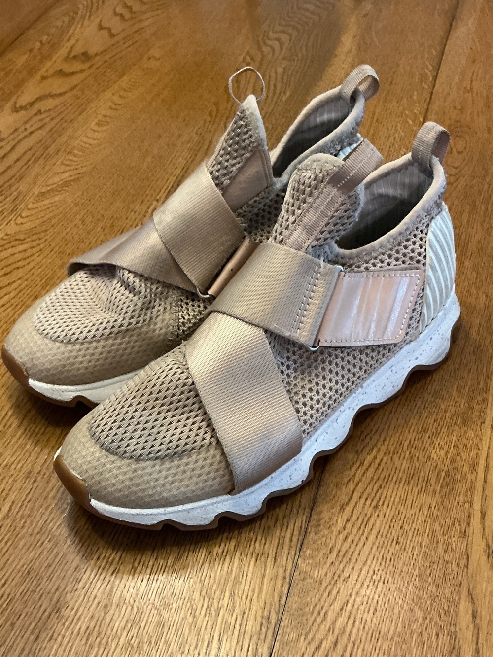 Woman’s Sorel tan knit sneaker with Velcro strap. Size 6.5. Gently worn. Cute!